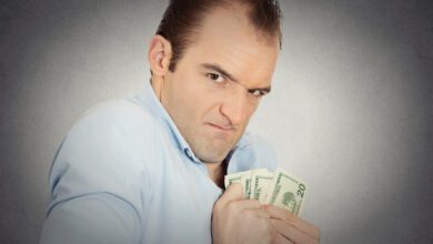 كيفية التعامل مع الزوج البخيل أو يصرف بدون مسؤولية