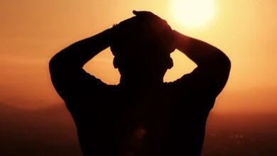 لاتطيل التفكير في الهموم لإنها ستزداد ثقلاً عليك