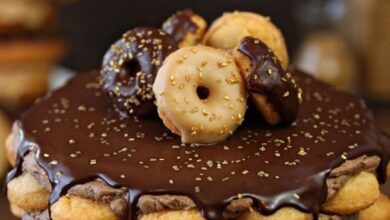 طريقة عمل تورتة الدونات بالموكا وصوص الشوكولاتة بالصور