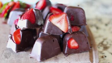 مكعبات الفراولة بالشوكولاتة