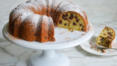 طريقة عمل اخف كيكة مع قطع الشوكولاتة