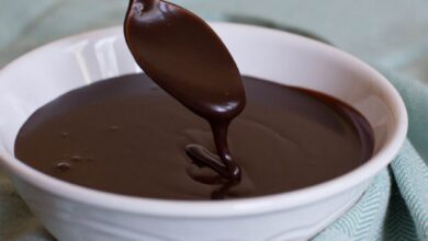 طريقة عمل صوص الشوكولاتة لتزيين الكيك والحلويات