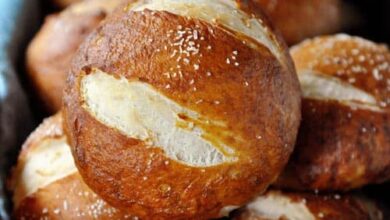 طريقة عمل خبز البريتزل