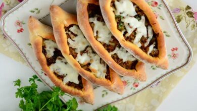 طريقة عمل بيتزا قوارب باللحمة المفرومة سهلة وبالصور