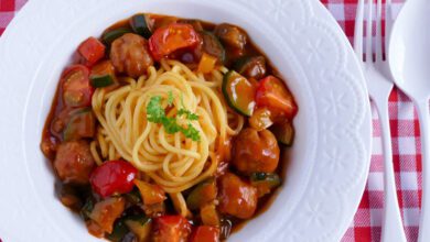 كرات اللحم على الطريقة الصينية مع المكرونة والخضار بالصور