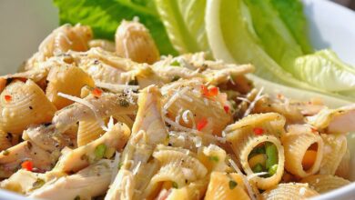 مكرونة بالدجاج والجبنة الايطالي ومشروب الكركدية بالصودا