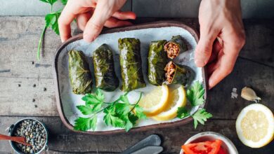 طريقة عمل ورق العنب بالصور مع خطوات لف ورق العنب بالتفصيل